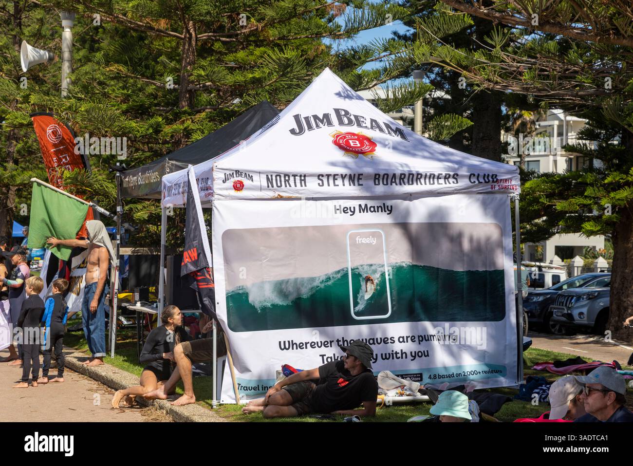North Steyne Boardriders Club, Mitglieder beobachten Menschen beim Surfen im Meer vor Manly Beach in Sydney, NSW, Australien Stockfoto