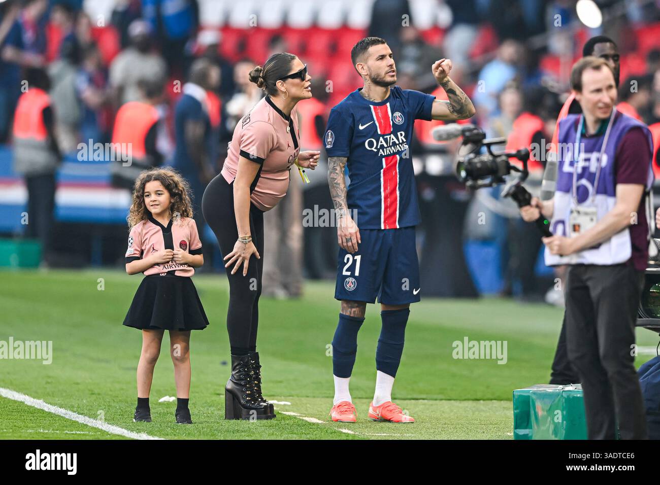 Paris, Frankreich. April 2025. Lucas Hernandez und seine Freundin Victoria Triay und seine Kinder während des Fußballspiels Paris Saint-Germain PSG VS Angers SCO am 5. April 2025 im Parc des Princes Stadion in Paris. Foto: Victor Joly/ABACAPRESS. COM Credit: Abaca Press/Alamy Live News Stockfoto