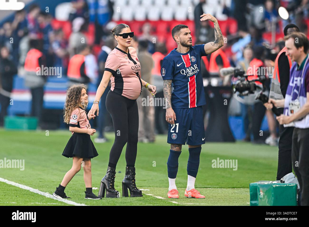 Paris, Frankreich. April 2025. Lucas Hernandez und seine Freundin Victoria Triay und seine Kinder während des Fußballspiels Paris Saint-Germain PSG VS Angers SCO am 5. April 2025 im Parc des Princes Stadion in Paris. Foto: Victor Joly/ABACAPRESS. COM Credit: Abaca Press/Alamy Live News Stockfoto