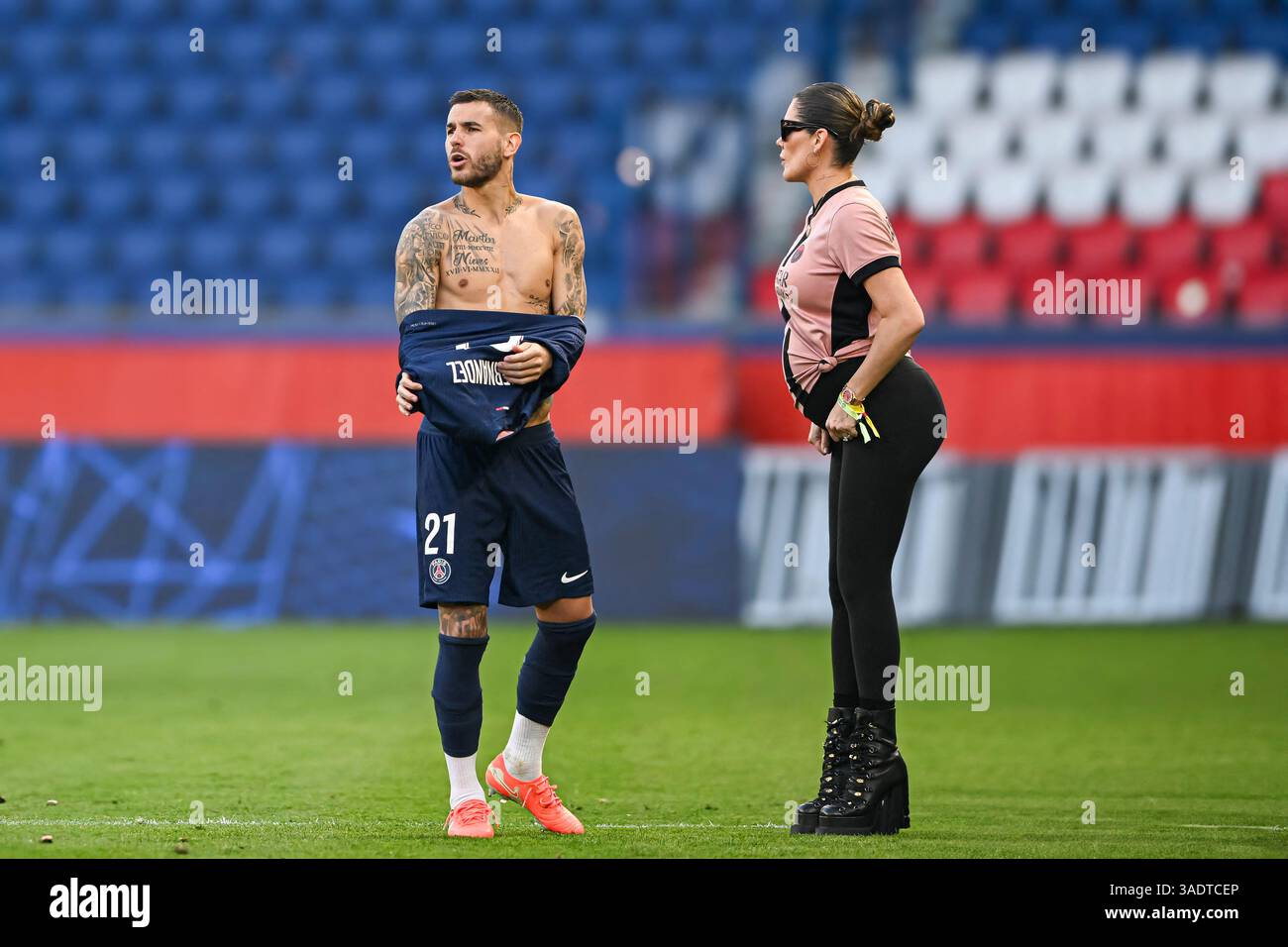 Paris, Frankreich. April 2025. Lucas Hernandez und seine Freundin Victoria Triay während des Fußballspiels Paris Saint-Germain PSG VS Angers SCO am 5. April 2025 im Parc des Princes Stadion in Paris. Foto: Victor Joly/ABACAPRESS. COM Credit: Abaca Press/Alamy Live News Stockfoto