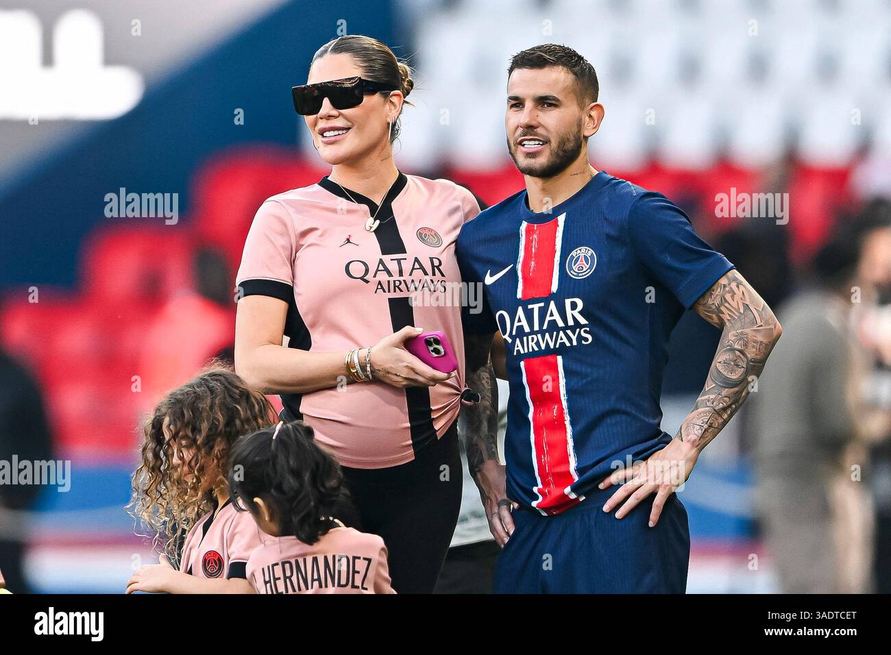 Paris, Frankreich. April 2025. Lucas Hernandez und seine Freundin Victoria Triay und seine Kinder während des Fußballspiels Paris Saint-Germain PSG VS Angers SCO am 5. April 2025 im Parc des Princes Stadion in Paris. Foto: Victor Joly/ABACAPRESS. COM Credit: Abaca Press/Alamy Live News Stockfoto