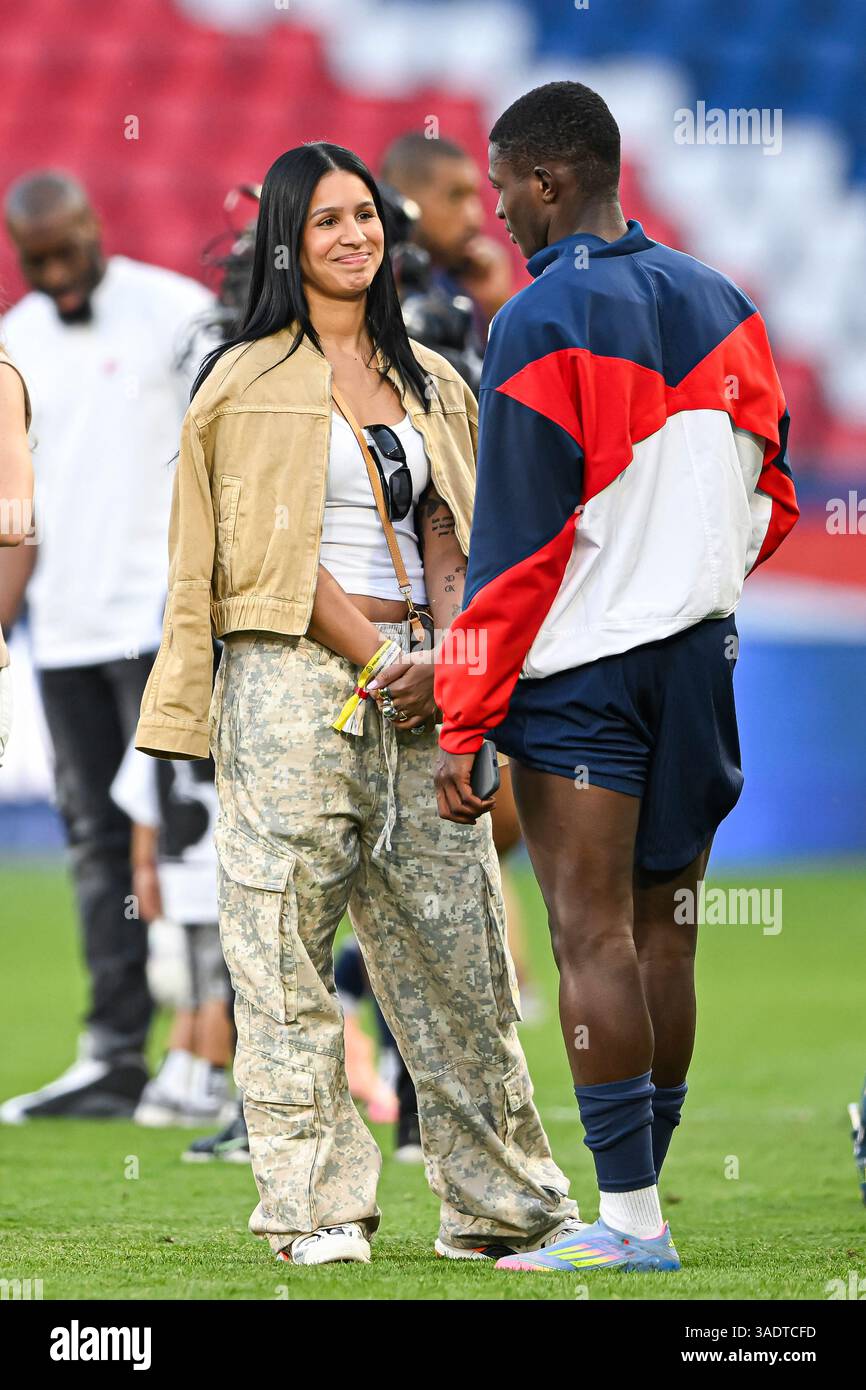 Paris, Frankreich. April 2025. Nuno Mendes und seine Freundin Thalyta Silva während des Fußballspiels Paris Saint-Germain PSG VS Angers SCO am 5. April 2025 im Parc des Princes Stadion in Paris. Foto: Victor Joly/ABACAPRESS. COM Credit: Abaca Press/Alamy Live News Stockfoto
