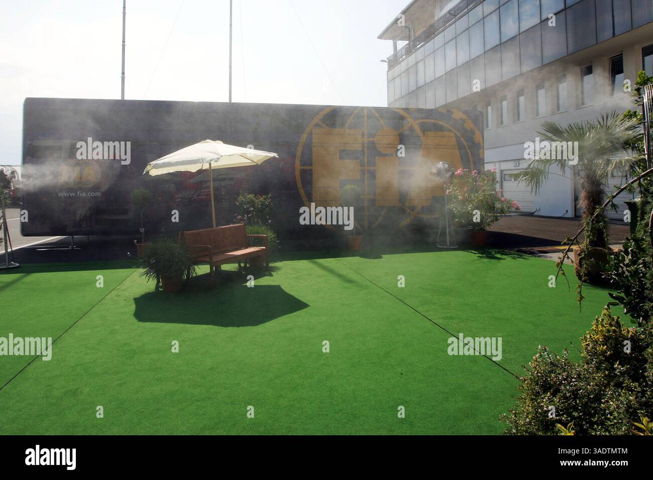 Fan im Fahrerlager... Formel-1-Weltmeisterschaft, Rd 11, großer Preis von Ungarn, Vorbereitungen, Budapest, Ungarn, Donnerstag, 31. Juli 2008 (Bild: Sutton Motorsports/ZUMAPRESS.com) Stockfoto