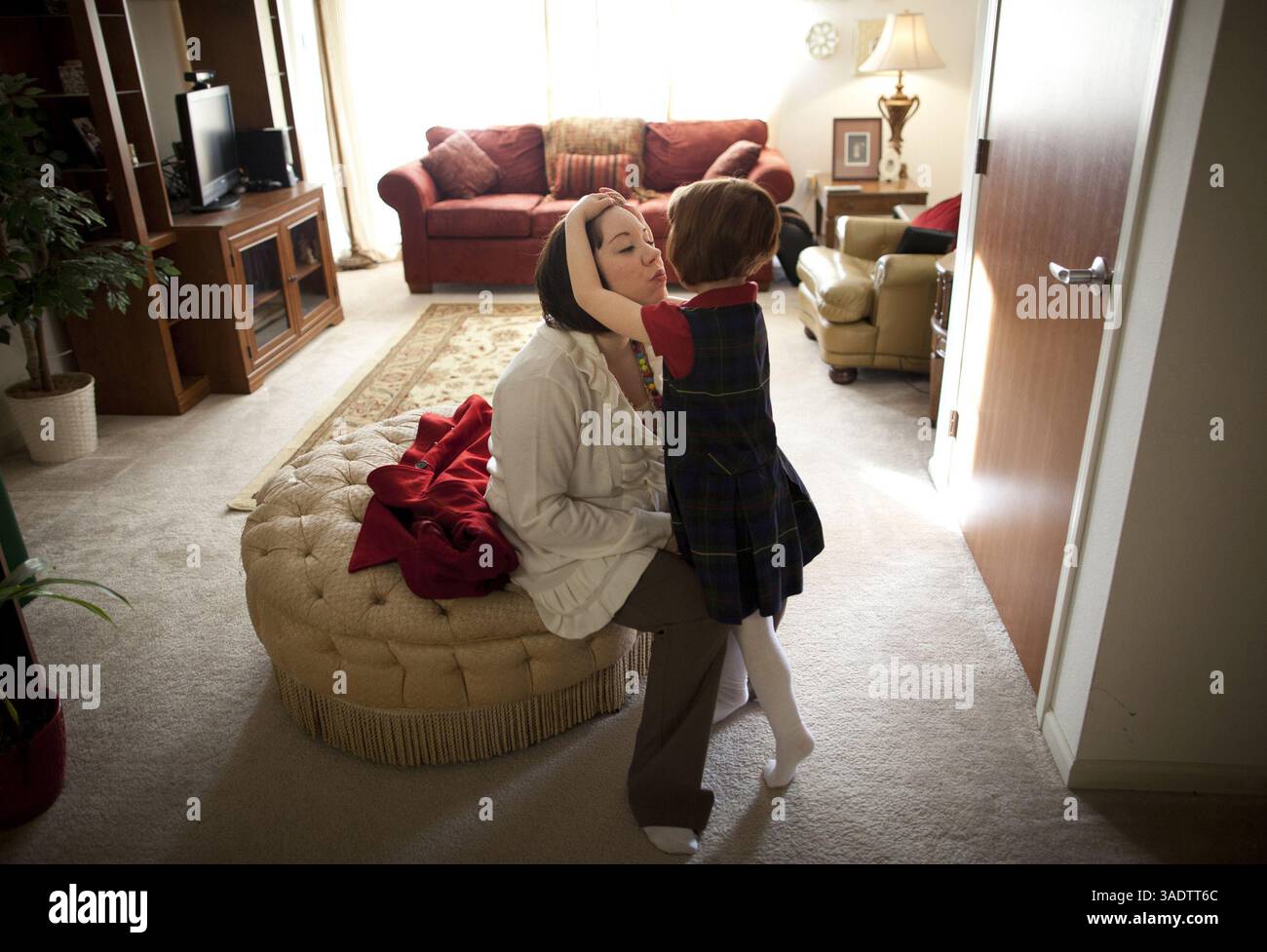 8. Februar 2012 – Chaska, MN, USA – Kate Madonna Hindes umarmt ihre Tochter Ava, bevor sie am 8. Februar 2012 ihren neuen Job bei ihrem Haus in Chaska, Minnesota, antritt. (Bild: © Renee Jones Schneider/Minneapolis Star Tribune/MCT/ZUMAPRESS.com) Stockfoto