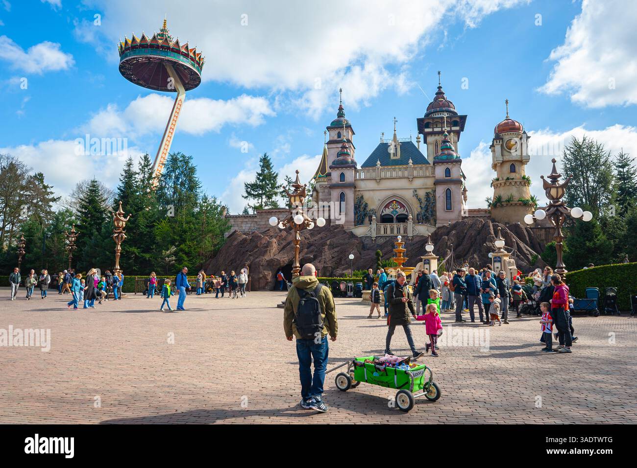 Menschen vor Symbolica, dem Palast der Fantasie mit Pagode, dem hoch aufragenden thailändischen Tempel im Hintergrund. Freizeitpark "Efteling" im Fantasy-Stil. Stockfoto