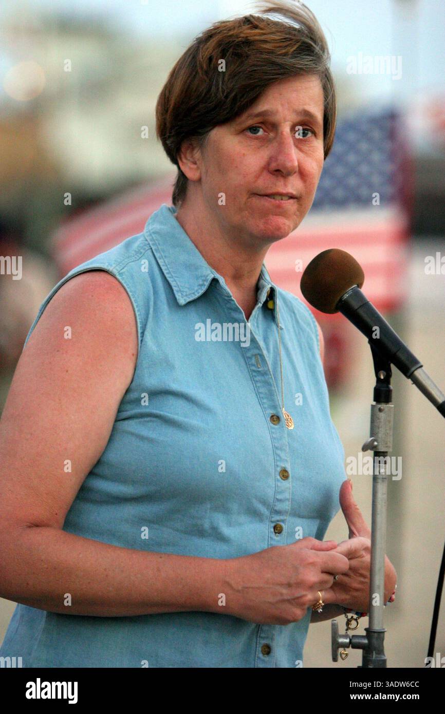 September 2004; Santa Barbara, CA, USA; PAT SHANNON, Mutter des US-Army-Spezialisten Casey P. Shannon, hält ihr Herz fest, während sie während des Labor Day Arlington West Tributs in Santa Barbara, CA. jeden Sonntag installieren kalifornische Town Hall-Aktivisten und Veterans for Peace Kreuze, um gefallenen Soldaten der United Sates zu gedenken, die im Krieg gegen den Irak ums Leben gekommen sind. An diesem Labor Day 2004, 982 Kreuze huldigen dem Verstorbenen. . (Bild: ANA E. Fuentes/ZUMAPRESS.com) Stockfoto