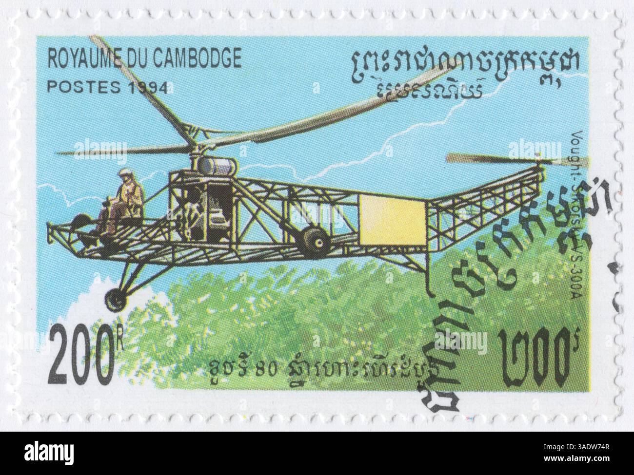 KAMBODSCHA — 6. Oktober 1994: 200 riel mehrfarbige Briefmarke mit der Darstellung von Sikorsky VS-300A. Die Vought-Sikorsky (oder S-46) ist ein US-amerikanischer einmotoriger Hubschrauber von Igor Sikorsky. Er hatte einen einzelnen dreiflügeligen Rotor, der ursprünglich von einem 75 PS (56 kW) Motor angetrieben wurde. Der erste „freie“ Flug der VS-300 fand am 13. Mai 1940 statt. Der VS-300 war der erste erfolgreiche Hubschrauber mit einem Hubrotor in den Vereinigten Staaten und der erste erfolgreiche Hubschrauber, der eine vertikale Heckrotor-Konfiguration für das Antitorque einsetzte. Mit befestigten Schwimmern wurde er zum ersten praktischen amphibischen Heliko Stockfoto