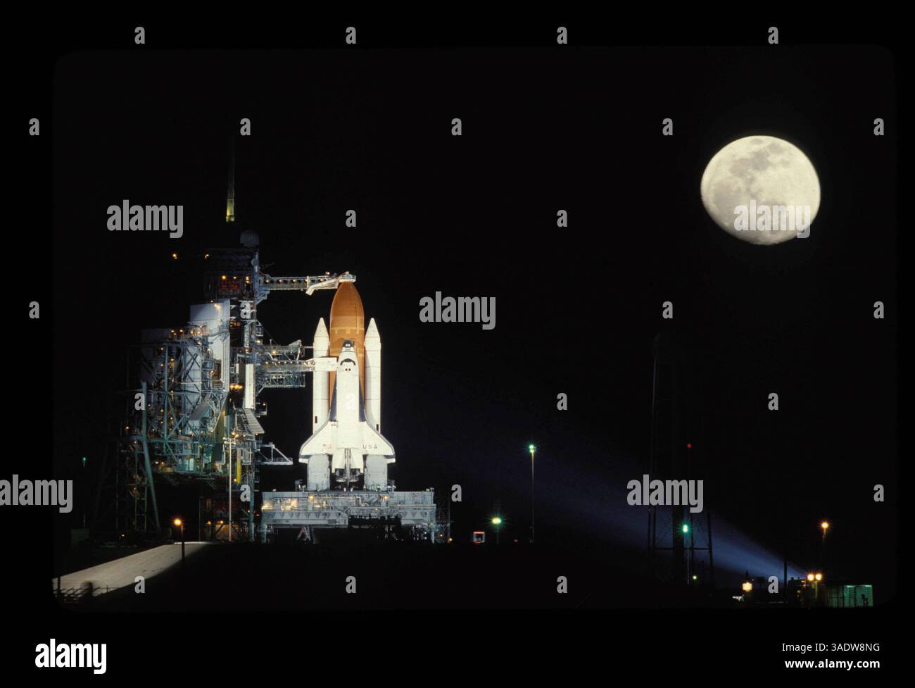25. November 1983 – Cape Canaveral, Florida, USA – STS-9 (auch bekannt als STS-41A) (Spacelab 1) war die sechste Mission des Space Shuttle Columbia. Es war der letzte Flug der Columbia bis Anfang Januar 1986, STS-61C Es war auch das letzte Mal, dass die alte Nummerierung des Space Transportation Systems bis STS-26 verwendet wurde (nach STS-51-L, der Mission, bei der die Space Shuttle Challenger-Katastrophe passierte (Bild: Ricardo J. Ferro/ZUMAPRESS.com). Stockfoto