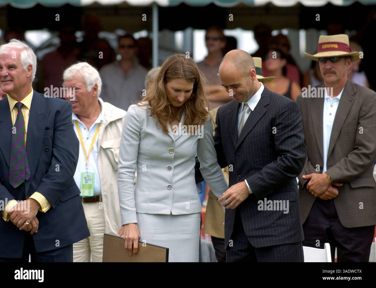 Juli 2004; Newport, RI, USA; der deutsche Tennisstar STEFFI GRAF, hier mit seinem Ehemann Tennisstar ANDRE AGASSI, wird in die International Tennis Hall of Fame in Newport, Rhode Island, aufgenommen. (Bild: C.J. Gunther/ZUMAPRESS.com) Stockfoto