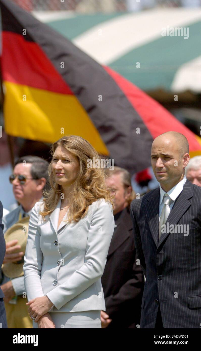 Juli 2004; Newport, RI, USA; der deutsche Tennisstar STEFFI GRAF, hier mit seinem Ehemann Tennisstar ANDRE AGASSI, wird in die International Tennis Hall of Fame in Newport, Rhode Island, aufgenommen. (Bild: C.J. Gunther/ZUMAPRESS.com) Stockfoto