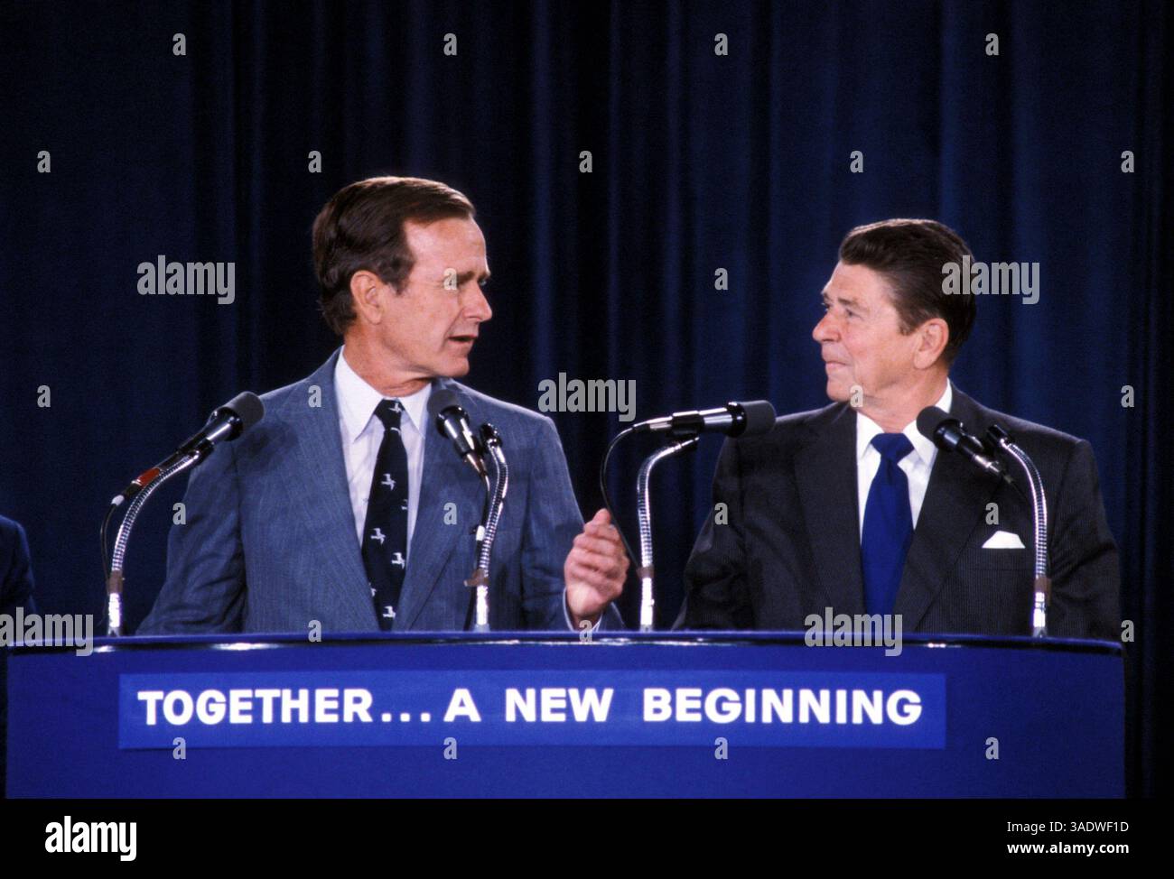 Juli 1980; Detroit, MI, USA; 40. US-Präsident (1981-89) RONALD WILSON REAGAN (Republikaner). Spitznamen: „Der große Kommunikator“ und „Niederländisch“. Geboren am 6. Februar 1911 in Tampico, Illinois. Er leidet an der Alzheimer-Krankheit, einer degenerativen Erkrankung, die das Gehirn beeinflusst und Gedächtnisverlust und Demenz verursacht, und lebt derzeit auf seiner Santa Barbara Ranch: Rancho del Cielo. IM BILD: (L-R) Vizepräsident GEORGE BUSH und Präsidentschaftskandidat RONALD REAGAN beim Republican National Convention nach der Nominierung. . (Bild: Arthur Grace/ZUMAPRESS.com) Stockfoto