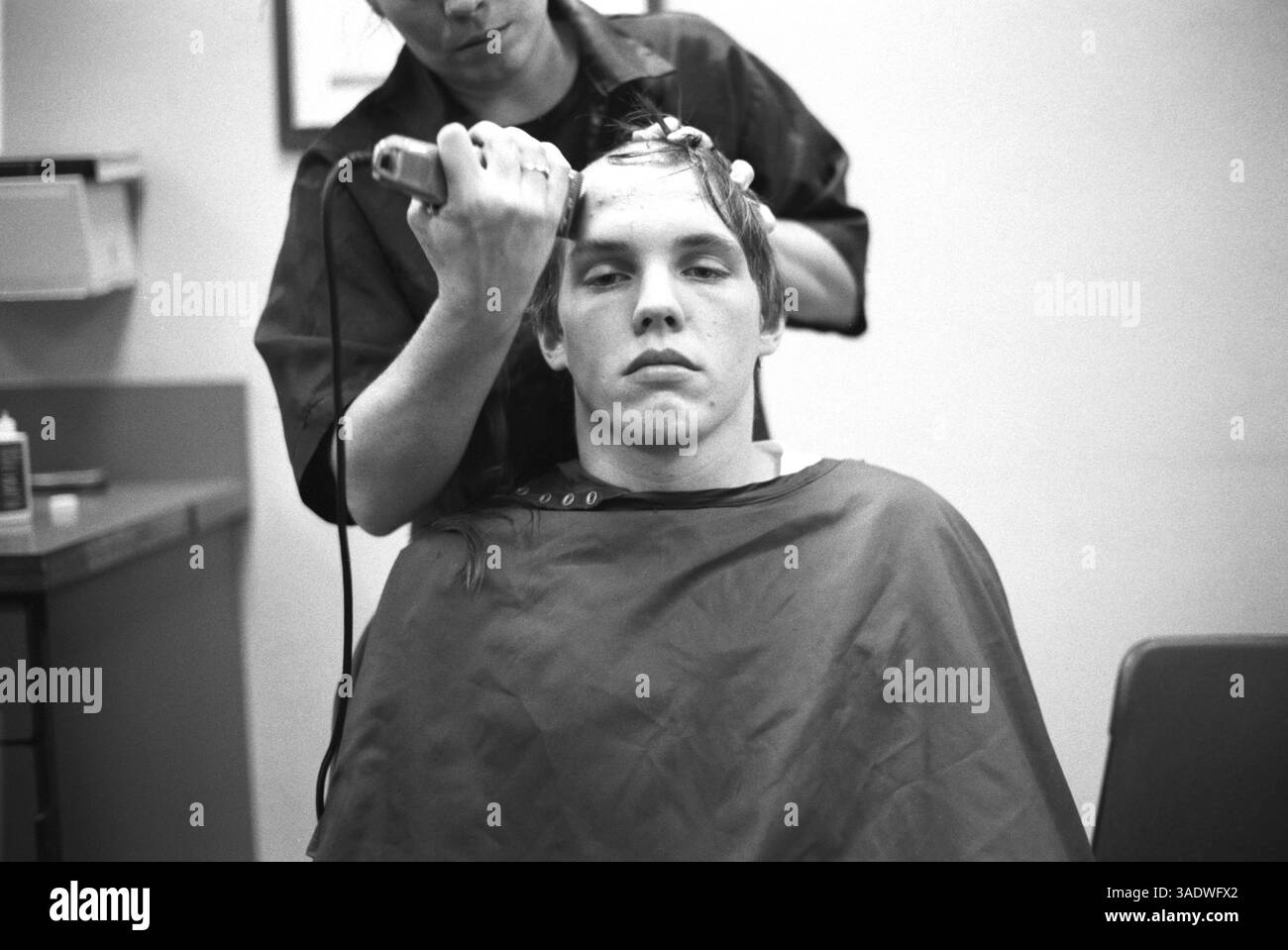 November 2002; San Diego, CA, USA; Josh Dhanens wird im Marine Corps Recruit Depot in San Diego, CA., die Haare geschnitten (Bild: Arthur Grace/ZUMAPRESS.com). Stockfoto