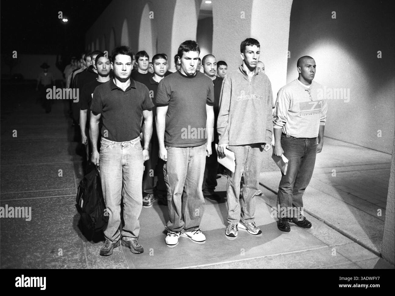 November 2002; San Diego, CA, USA; neue Marine-Rekruten stehen in Formation außerhalb der Empfangsbaracke. Im Marine Corps Recruit Depot in San Diego, CA. (Bild: Arthur Grace/ZUMAPRESS.com) Stockfoto