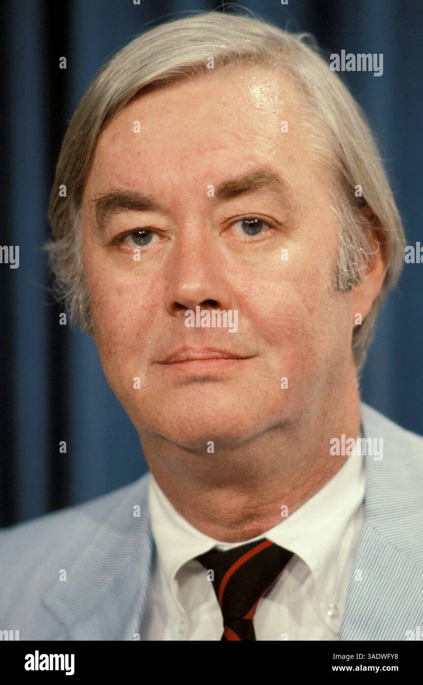 Juli 2003; Washington, DC, USA; der verstorbene Senator DANIEL PATRICK MOYNIHAN begann als Assistent des Gouverneurs von New York Averell Harriman, er diente als stellvertretender Sekretär der Arbeit für die Präsidenten Kennedy und Johnson, Chief Inland Advisor und Botschafter in Indien unter Präsident Nixon und als UN-Botschafter von Präsident Ford. 1976 kandidierte er für den Senat von New York und bekleidete vier Amtsperioden, 2000 ging er in den Ruhestand. Er diente in der Navy im Zweiten Weltkrieg und als Harvard-Professor. Er schrieb 18 Bücher, neun als Senator. Er war der beliebteste Demokrat der Republikaner und war weithin VI Stockfoto