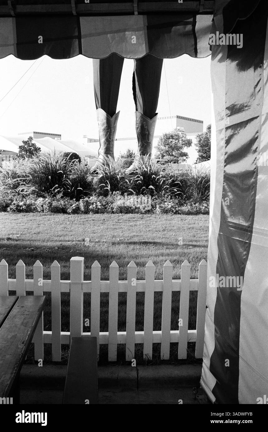 Januar 2003; Dallas, TX, USA; die Stiefel „Big Tex“ in Größe 70 stehen 7 Fuß hoch auf den Fairgounds der State Fair of Texas. (Bild: Arthur Grace/ZUMAPRESS.com) Stockfoto