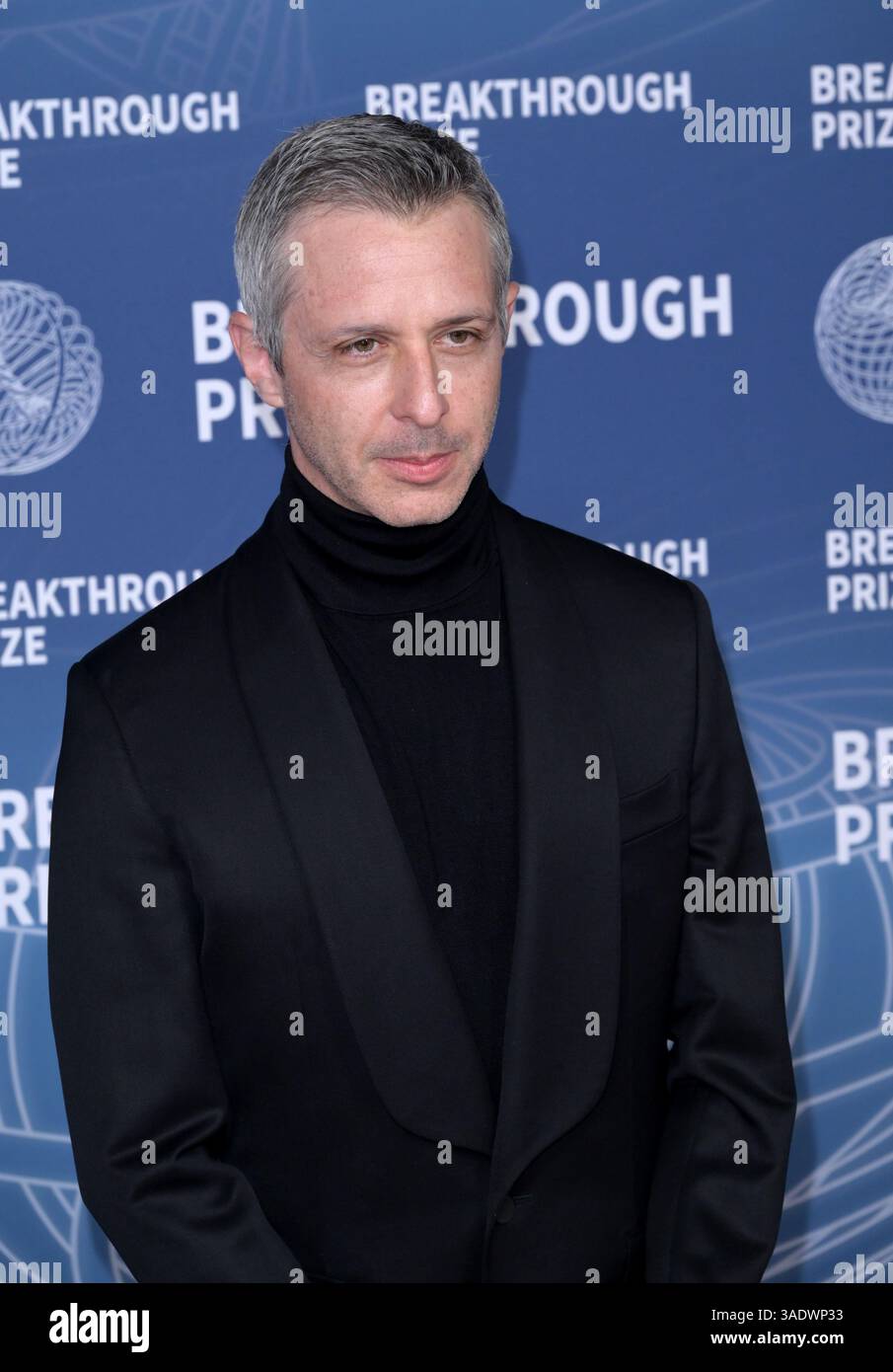 Santa Monica, CA. 02MAR2025: Jeremy Strong bei den 11. Breakthrough Prize Awards im Barker Hangar. Bild: Paul Smith/Featureflash Stockfoto