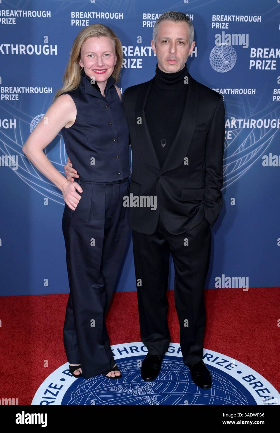 Santa Monica, CA. 02MAR2025: Jeremy Strong & Emma Wall bei den 11. Breakthrough Prize Awards im Barker Hangar. Bild: Paul Smith/Featureflash Stockfoto