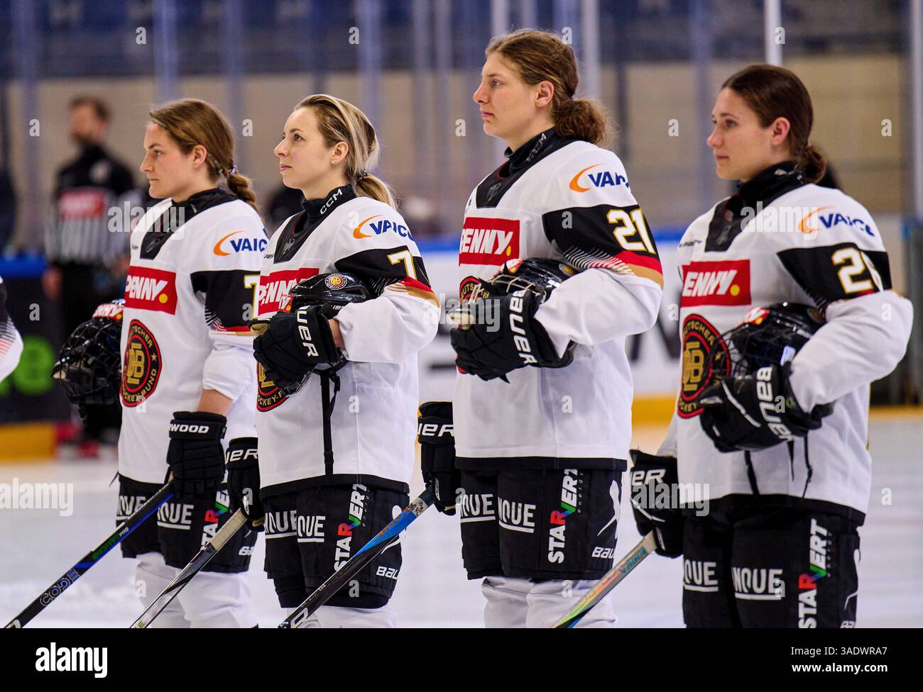 Tara Schmitz, DEB Damen Nr. 26 Tabea Botthof, DEB Damen Nr. 21 Anna Rose DEB Damen 79 beim DEB Frauentrainings Match Deutschland - Schweiz 3-2 N.V. als Vorbereitung auf die IIHF WM in Füssen, 3. April 2025, Saison 2024/2025 Fotograf: ddp Images/STAR-Images Credit: ddp Media GmbH/Alamy Live News Stockfoto