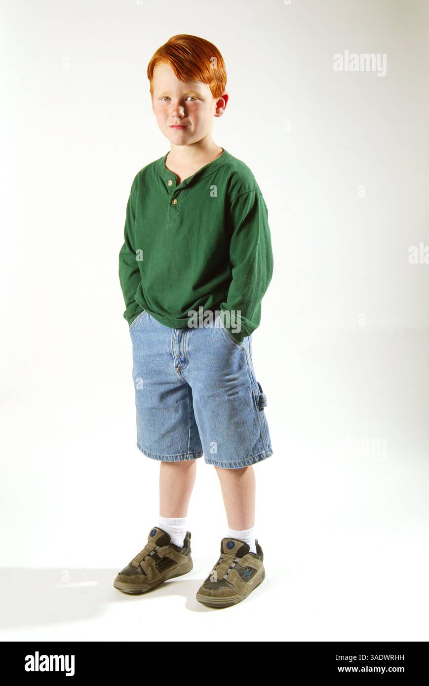 Dezember 2003; Laguna Niguel, CA, USA; Studio-Porträts eines typischen rothaarigen Jungen. (Kreditbild: Spencer Grant/ZUMAPRESS.com) Stockfoto