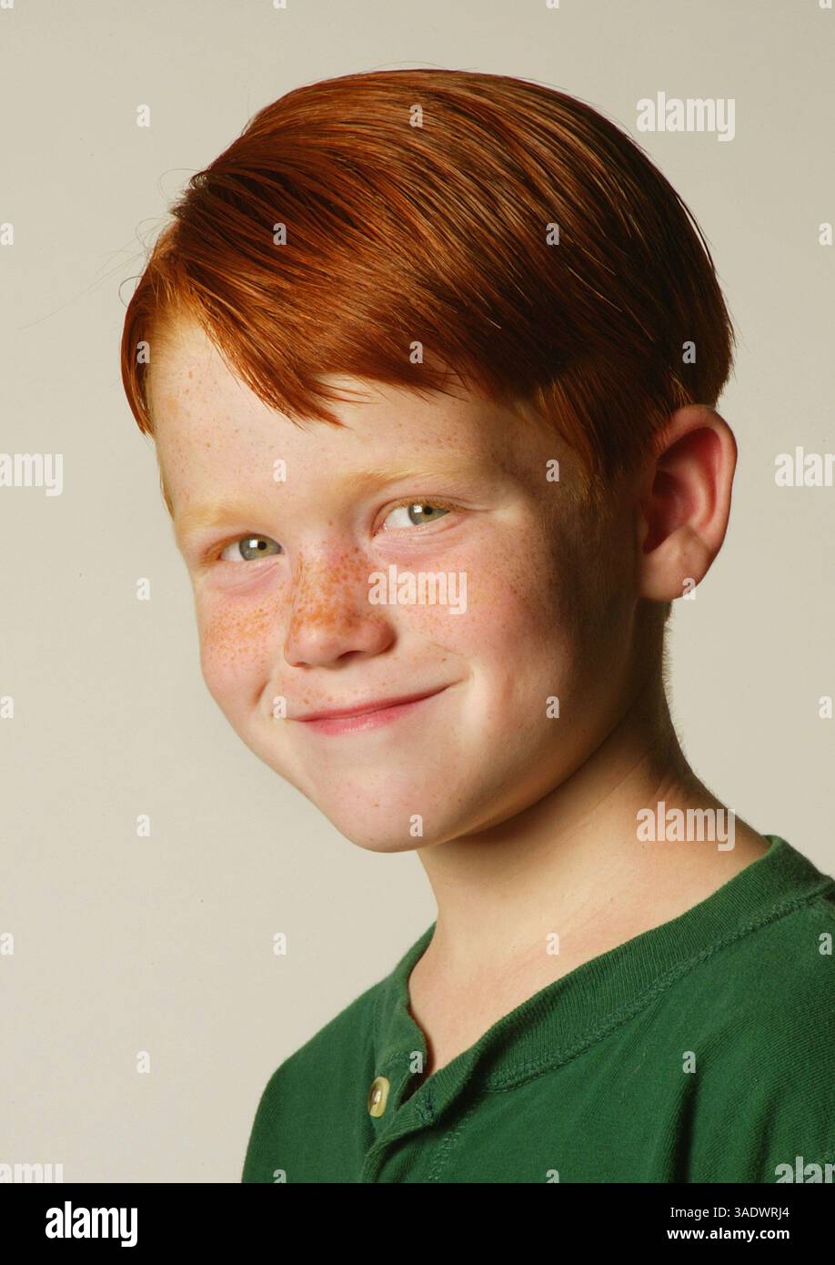 Dezember 2003; Laguna Niguel, CA, USA; Studio-Porträts eines typischen rothaarigen Jungen. (Kreditbild: Spencer Grant/ZUMAPRESS.com) Stockfoto