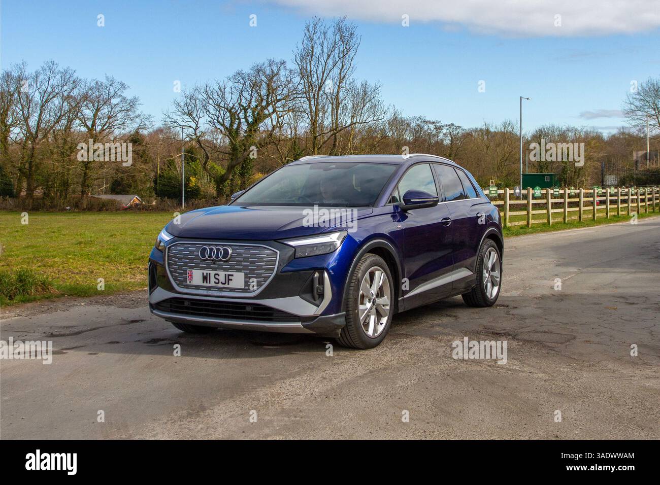 2024 Blue Audi Q4 E-Tron S Line 45, 286 Electric 82Kwh Auto Auto SUV Strom 210 kW; Chorley UK Stockfoto