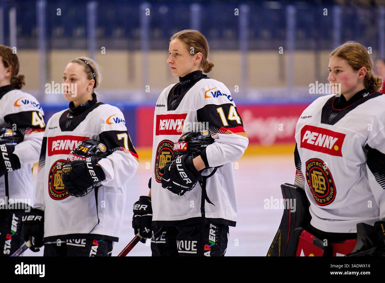 Carina STROBEL, DEB Damen Nr. 14 Anna Rose DEB Damen 79 beim DEB Women Trainings Match Deutschland - Schweiz 3-2 N.V. als Vorbereitung auf die IIHF WM in Füssen, 3. April 2025, Saison 2024/2025 Fotografin: ddp Images/STAR-Images Credit: ddp Media GmbH/Alamy Live News Stockfoto