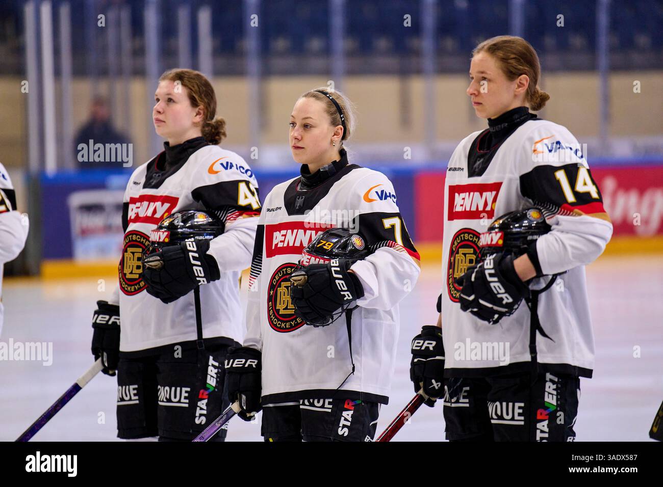 Carina STROBEL, DEB Damen Nr. 14 Anna Rose DEB Damen 79 Charleen Poindl, DEB Damen 43 beim DEB Women Trainings Match Deutschland - Schweiz 3-2 N.V. als Vorbereitung auf die IIHF WM in Füssen, 3. April 2025, Saison 2024/2025 Fotograf: ddp Images/STAR-Images Credit: ddp Media GmbH/Alamy Live News Stockfoto