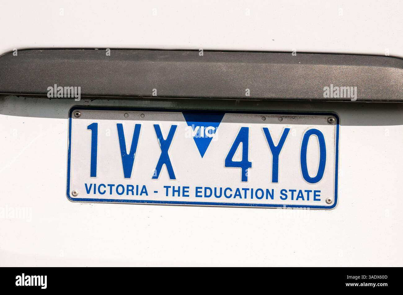 Victoria State Car Nummernschild mit blauem Text mit der Aufschrift „VICTORIA - the Education State“, Australien Stockfoto