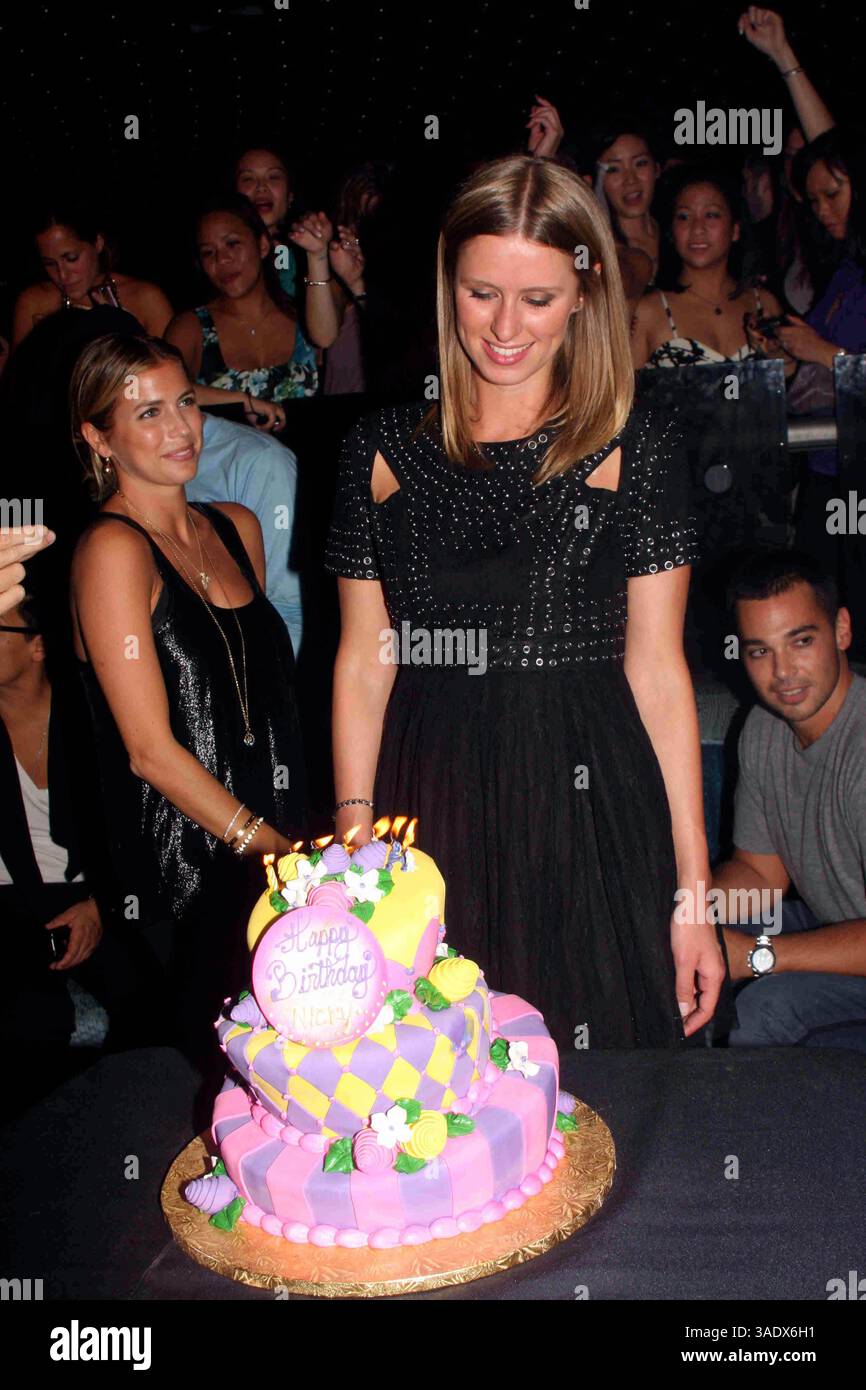 NICKY HILTON bläst die Kerzen auf ihrem 26. Geburtstagstorte im DÄMMERUNGSCLUB im Ceasar's Casino in Atlantic City, N.EW Jersey, 26.09.2009. Foto: Barry Talesnick-IPOL-Globe Photos, Inc â 2009.I14639BT (Bild: Ed Geller/Globe Photos/ZUMAPRESS.com) Stockfoto