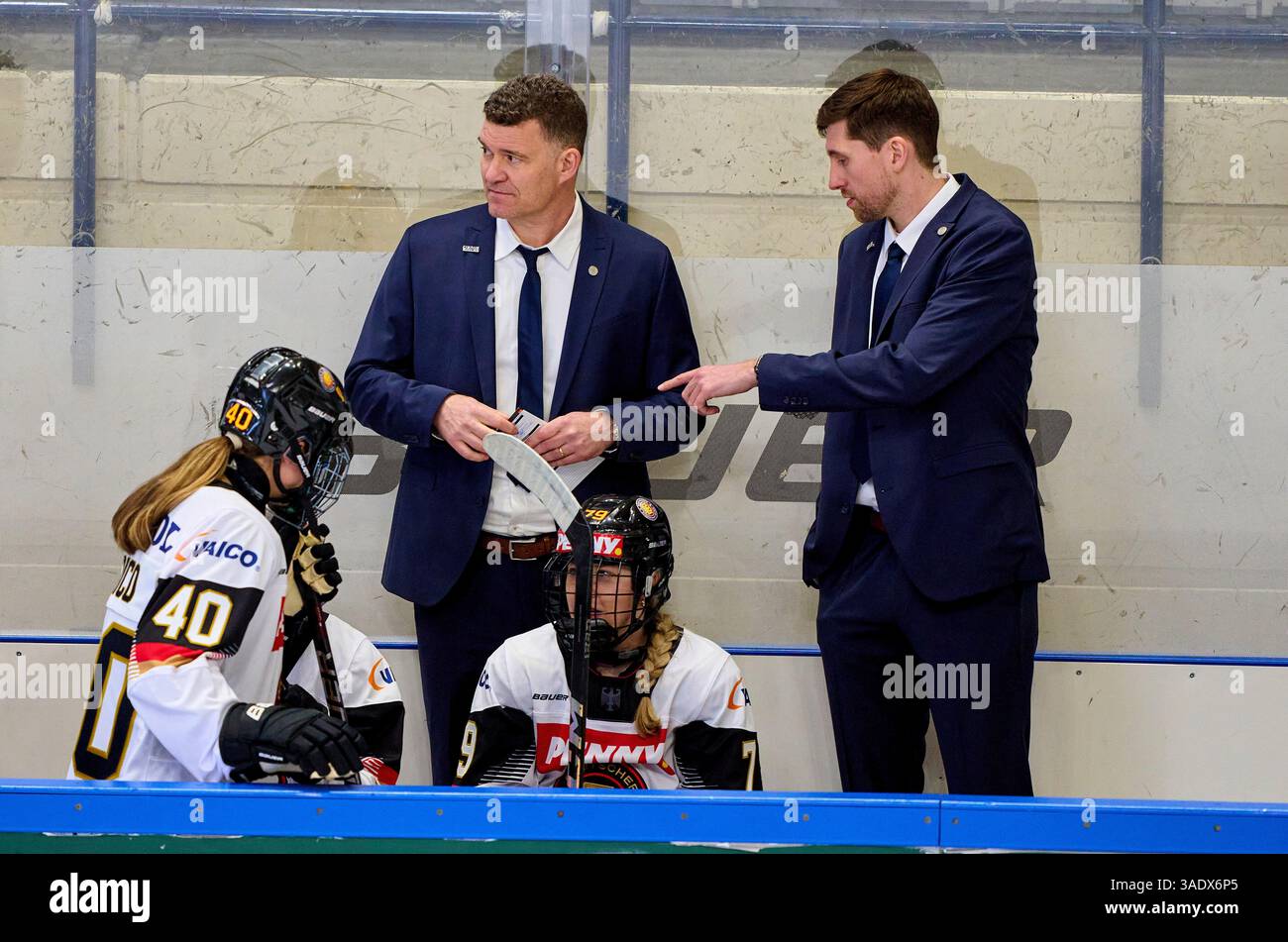 Jeff MacLeod, DEB Damen Trainer, Headcoach, Max Deichstetter, Anna Rose DEB Damen 79 Alexandra Boico DEB Damen 40 beim DEB Women Trainings Match Deutschland - Schweiz 3-2 N.V. als Vorbereitung auf die IIHF WM in Füssen, 3. April 2025, Saison 2024/2025 Fotograf: ddp Images/STAR-Images Credit: ddp Media GmbH/Alamy Live News Stockfoto