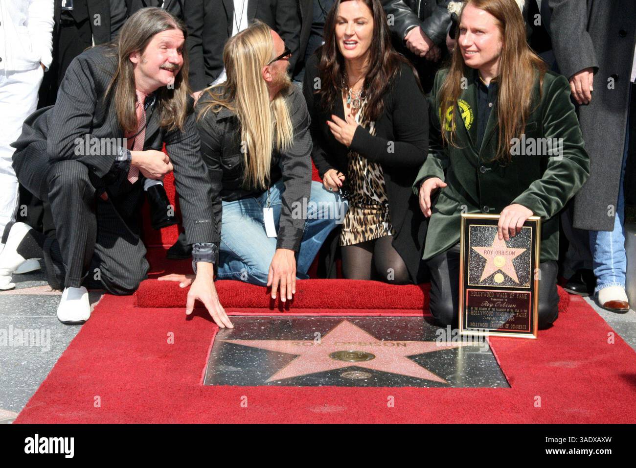 Januar 2010 - Hollywood, Kalifornien, Vereinigte Staaten - I14552CHW. Rock and Roll Legend Roy Orbison posthum mit Star on the Hollywood Walk of Fame .1750 N. Vine bei Capitol Records, Hollywood, CA. 01/29/2010. BARBARA ORBISON MIT ALEX ORBISON UND ORBISON FAMILIENMITGLIEDERN. 2010 ..... I15100CHW (Kreditbild: Ed Geller/Globe Photos/ZUMAPRESS.com) Stockfoto