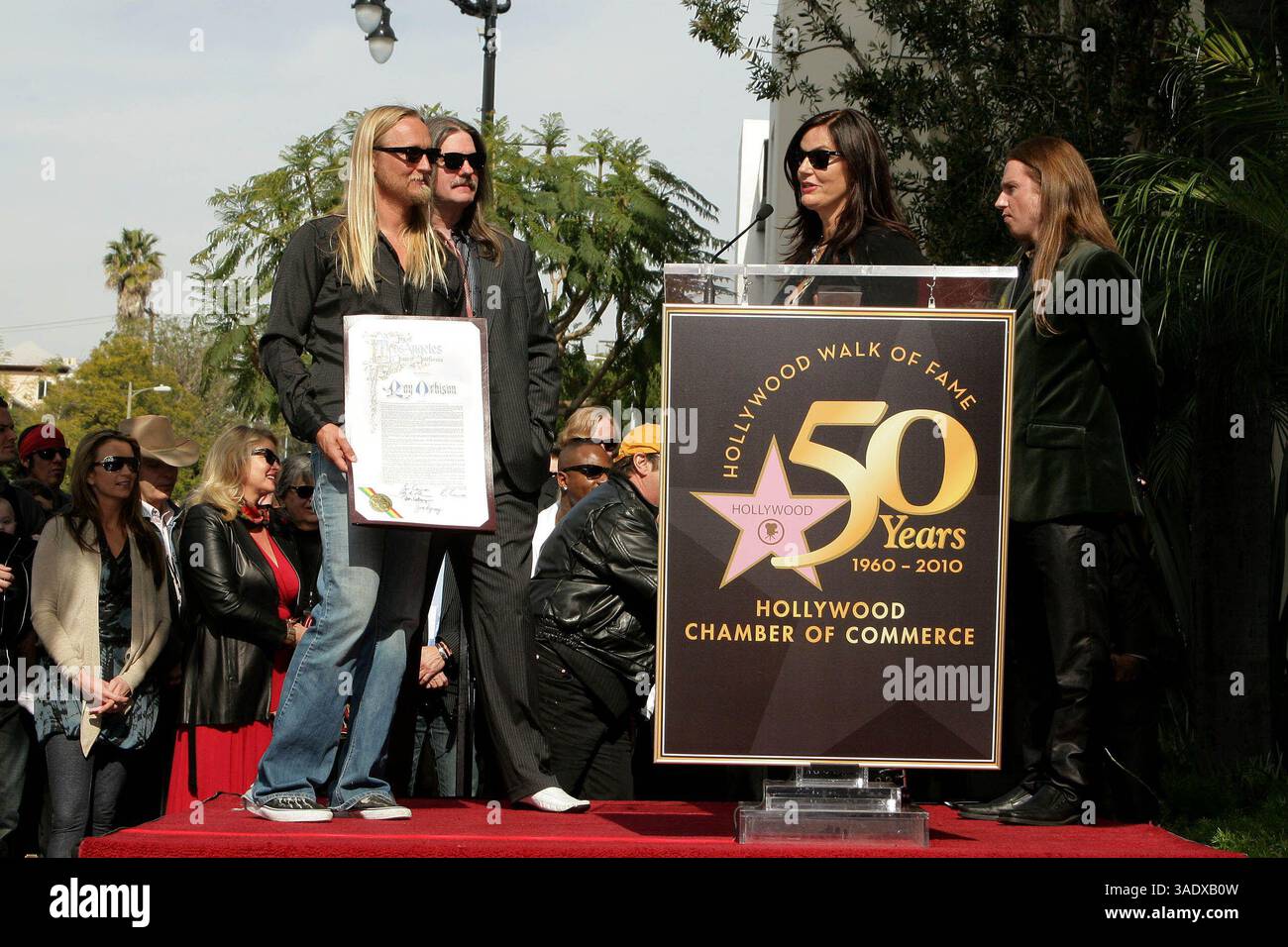 Januar 2010 - Hollywood, Kalifornien, Vereinigte Staaten - I14552CHW. Rock and Roll Legend Roy Orbison posthum mit Star on the Hollywood Walk of Fame .1750 N. Vine bei Capitol Records, Hollywood, CA. 01/29/2010. BARBARA ORBISON MIT ALEX ORBISON UND ORBISON FAMILIENMITGLIEDERN. 2010 ..... I15100CHW (Kreditbild: Ed Geller/Globe Photos/ZUMAPRESS.com) Stockfoto