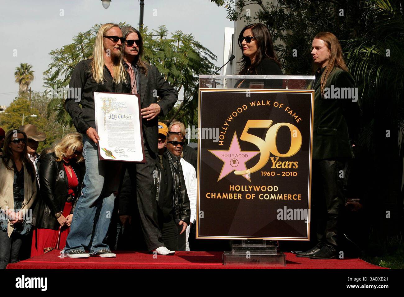 Januar 2010 - Hollywood, Kalifornien, Vereinigte Staaten - I14552CHW. Rock and Roll Legend Roy Orbison posthum mit Star on the Hollywood Walk of Fame .1750 N. Vine bei Capitol Records, Hollywood, CA. 01/29/2010. BARBARA ORBISON MIT ALEX ORBISON UND ORBISON FAMILIENMITGLIEDERN. 2010 ..... I15100CHW (Kreditbild: Ed Geller/Globe Photos/ZUMAPRESS.com) Stockfoto