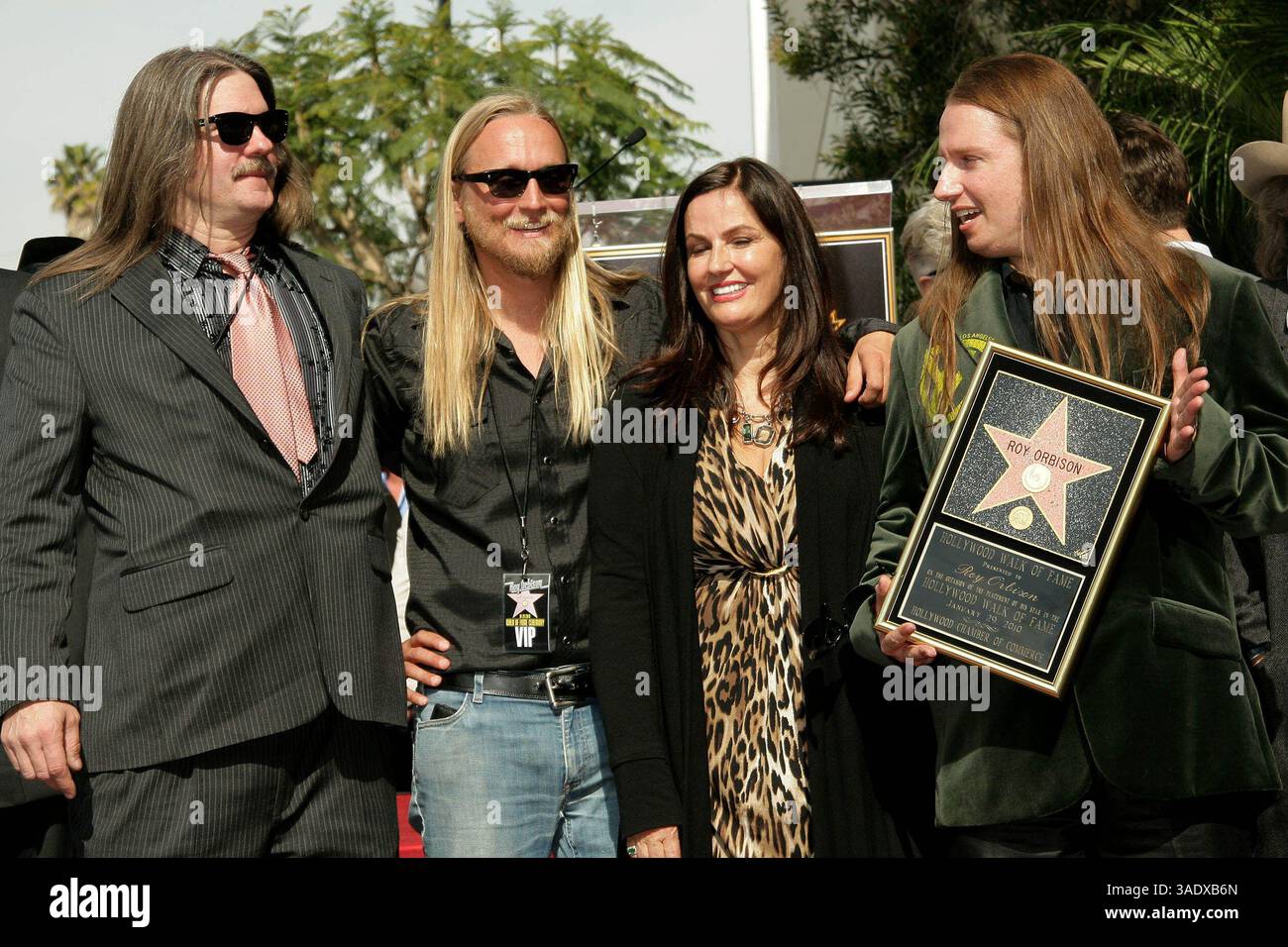 Januar 2010 - Hollywood, Kalifornien, Vereinigte Staaten - I14552CHW. Rock and Roll Legend Roy Orbison posthum mit Star on the Hollywood Walk of Fame .1750 N. Vine bei Capitol Records, Hollywood, CA. 01/29/2010. BARBARA ORBISON MIT ALEX ORBISON UND ORBISON FAMILIENMITGLIEDERN. 2010 ..... I15100CHW (Kreditbild: Ed Geller/Globe Photos/ZUMAPRESS.com) Stockfoto