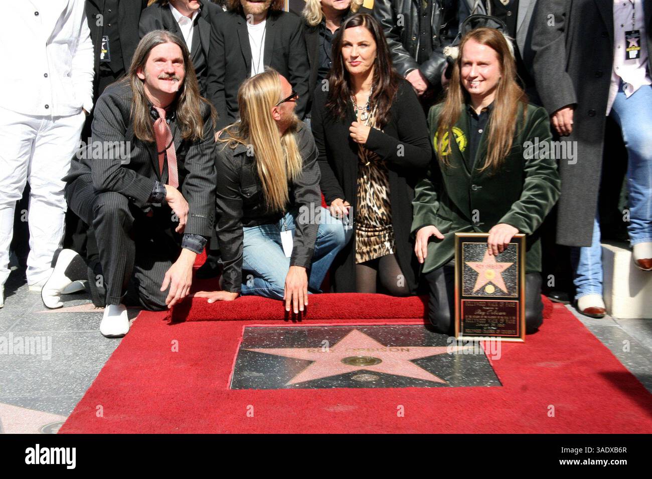 Januar 2010 - Hollywood, Kalifornien, Vereinigte Staaten - I14552CHW. Rock and Roll Legend Roy Orbison posthum mit Star on the Hollywood Walk of Fame .1750 N. Vine bei Capitol Records, Hollywood, CA. 01/29/2010. BARBARA ORBISON MIT ALEX ORBISON UND ORBISON FAMILIENMITGLIEDERN. 2010 ..... I15100CHW (Kreditbild: Ed Geller/Globe Photos/ZUMAPRESS.com) Stockfoto