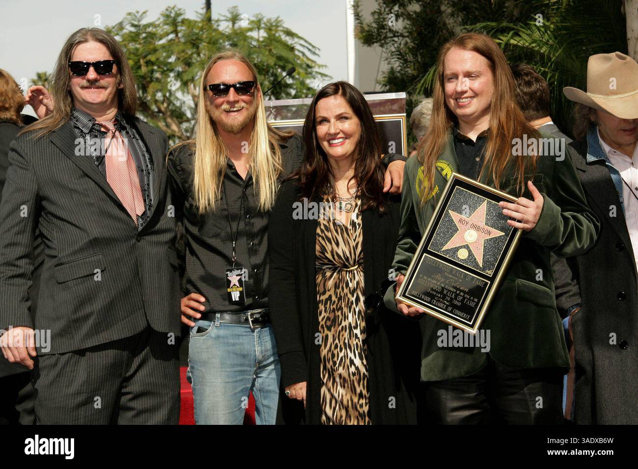 Januar 2010 - Hollywood, Kalifornien, Vereinigte Staaten - I14552CHW. Rock and Roll Legend Roy Orbison posthum mit Star on the Hollywood Walk of Fame .1750 N. Vine bei Capitol Records, Hollywood, CA. 01/29/2010. BARBARA ORBISON MIT ALEX ORBISON UND ORBISON FAMILIENMITGLIEDERN. 2010 ..... I15100CHW (Kreditbild: Ed Geller/Globe Photos/ZUMAPRESS.com) Stockfoto