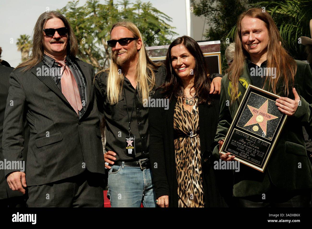 Januar 2010 - Hollywood, Kalifornien, Vereinigte Staaten - I14552CHW. Rock and Roll Legend Roy Orbison posthum mit Star on the Hollywood Walk of Fame .1750 N. Vine bei Capitol Records, Hollywood, CA. 01/29/2010. BARBARA ORBISON MIT ALEX ORBISON UND ORBISON FAMILIENMITGLIEDERN. 2010 ..... I15100CHW (Kreditbild: Ed Geller/Globe Photos/ZUMAPRESS.com) Stockfoto