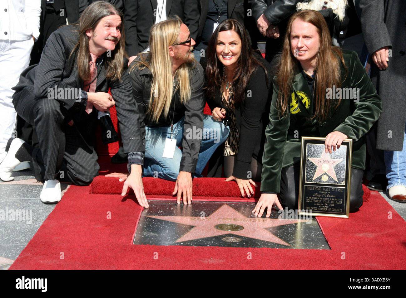 Januar 2010 - Hollywood, Kalifornien, Vereinigte Staaten - I14552CHW. Rock and Roll Legend Roy Orbison posthum mit Star on the Hollywood Walk of Fame .1750 N. Vine bei Capitol Records, Hollywood, CA. 01/29/2010. BARBARA ORBISON MIT ALEX ORBISON UND ORBISON FAMILIENMITGLIEDERN. 2010 ..... I15100CHW (Kreditbild: Ed Geller/Globe Photos/ZUMAPRESS.com) Stockfoto