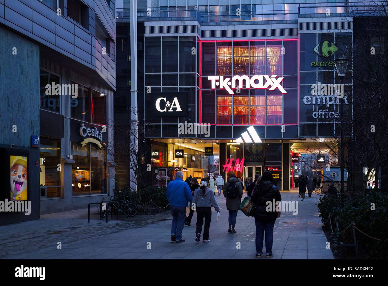 Warschau, Polen. Am 27. Januar 2025 spazieren die Leute am Abend durch das Einkaufsviertel Stockfoto