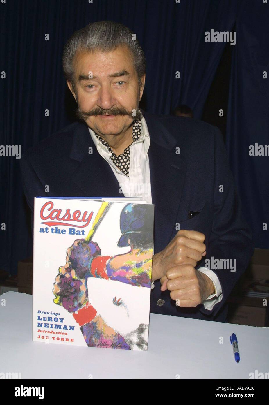 Mai 2002; New York, NY, USA; Autor/Künstler LEROY NEIMAN wirbt für sein neues Buch „Casey at the bat“ auf der Messe Book Expo America 2002 im Jacob Javits Center. (Bild: Nancy Kaszerman/ZUMAPRESS.com) Stockfoto