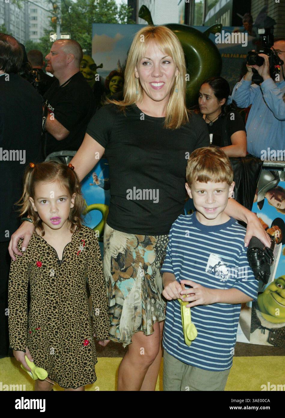 Mai 2004; New York, NY, USA; HEATHER RANDALL & her Children bei der Premiere von 'Shrek 2' im Beekman Theater. (Bild: Nancy Kaszerman/ZUMAPRESS.com) Stockfoto