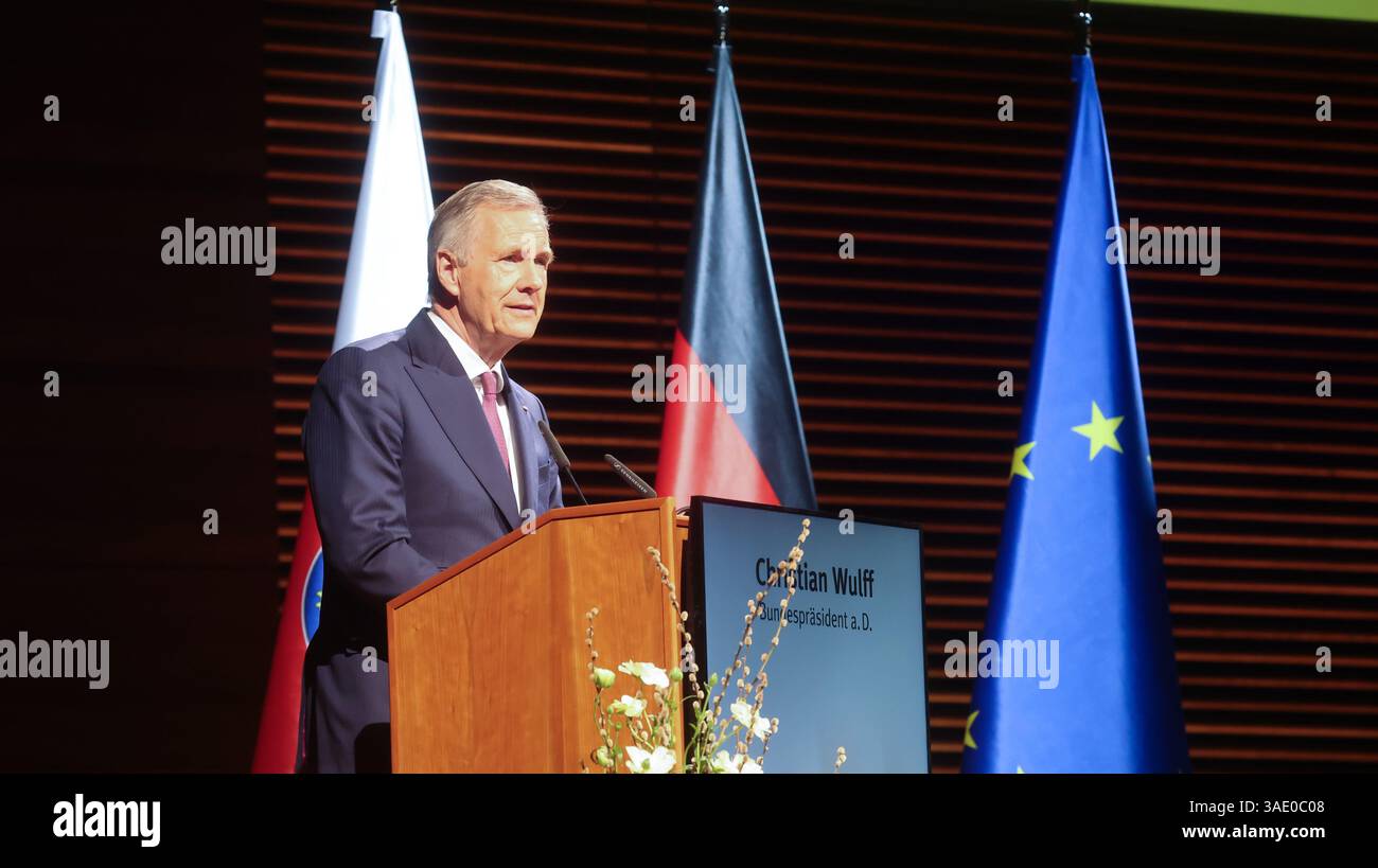 Weimar, Deutschland. April 2025. Christian Wulff, ehemaliger Bundespräsident, hält die Rede bei der Festveranstaltung zum 80. Jahrestag der Befreiung der Konzentrationslager Buchenwald und Mittelbau-Dora. Am Ende des Zweiten Weltkrieges war das Konzentrationslager Buchenwald das größte Konzentrationslager im Deutschen Reich. Quelle: Bodo Schackow/dpa/Alamy Live News Stockfoto