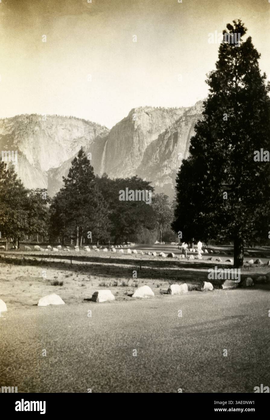 Historischer Blick auf die Yosemite Falls vom Camp Curry aus - ikonische Landschaft des Yosemite National Park mit majestätischen Klippen und hoch aufragenden Bäumen, Kalifornien, 1930 Stockfoto