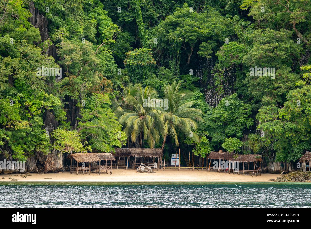 Unberührtes Wasser in Coron, Palawan, umgeben von Kalksteinklippen Stockfoto Unberührtes Wasser in Coron, Palawan, umgeben von Kalksteinklippen Stockfoto