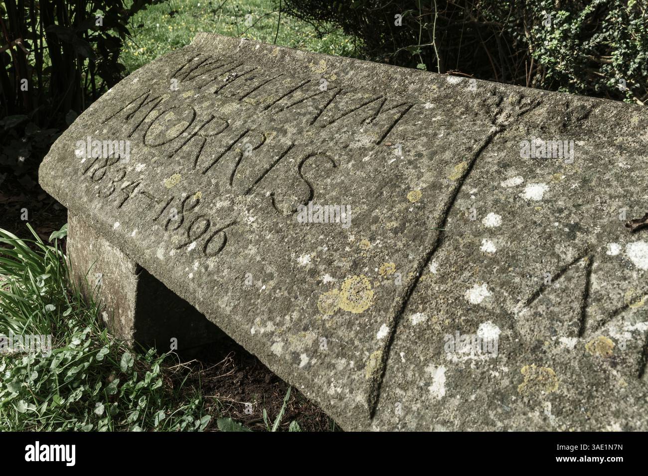 Kelmscott, Oxfordshire - das William Morris Memorial in der St. George's Church in Kelmscott. Gefunden hinter einem Lorbeerbaum versteckt in der Oxfordshire Kirche Stockfoto