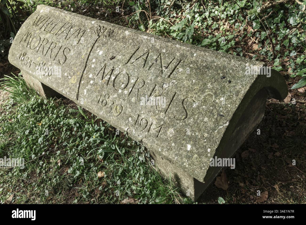 Kelmscott, Oxfordshire - das William Morris Memorial in der St. George's Church in Kelmscott. Gefunden hinter einem Lorbeerbaum versteckt in der Oxfordshire Kirche Stockfoto