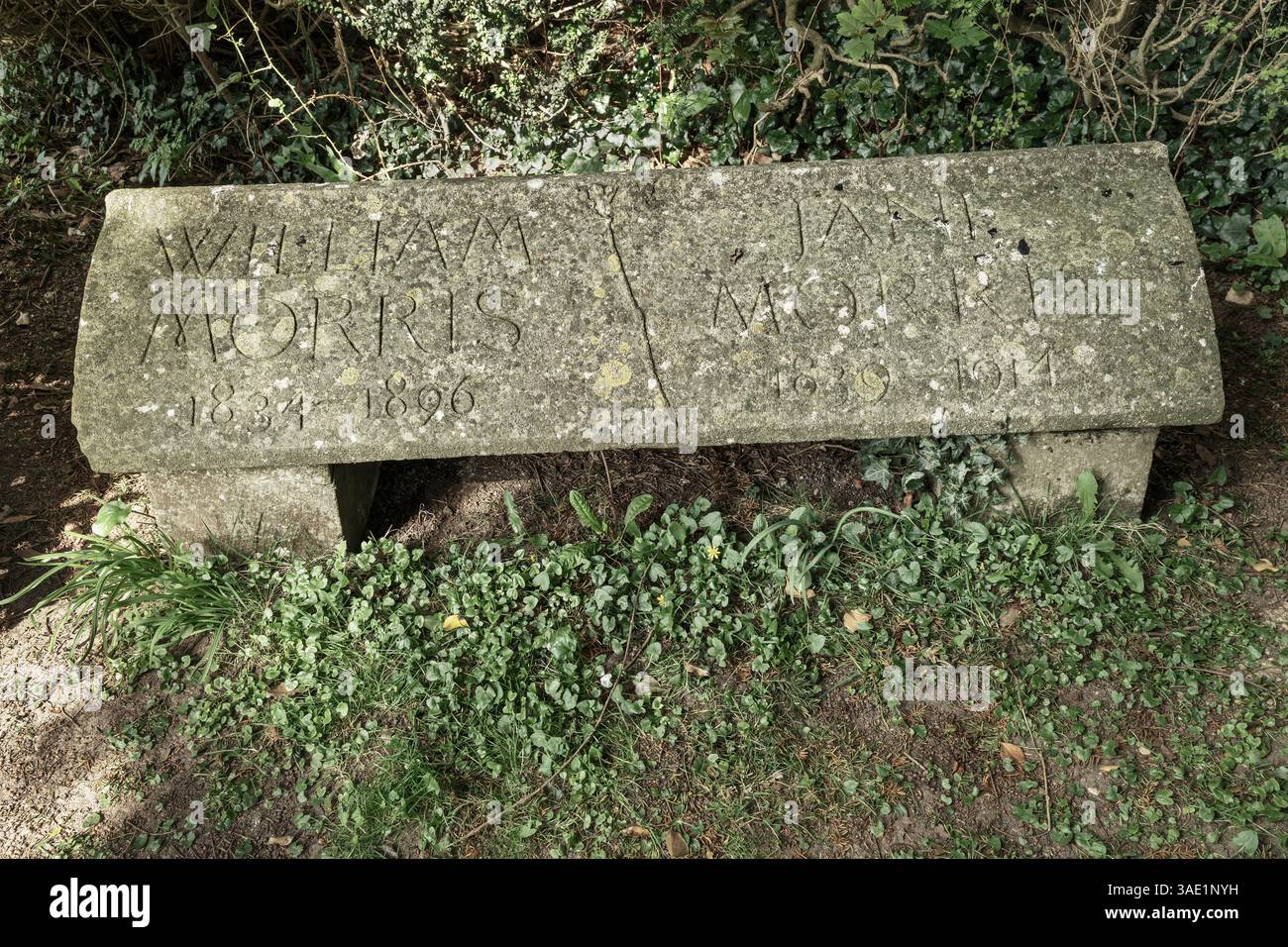 Kelmscott, Oxfordshire - das William Morris Memorial in der St. George's Church in Kelmscott. Gefunden hinter einem Lorbeerbaum versteckt in der Oxfordshire Kirche Stockfoto