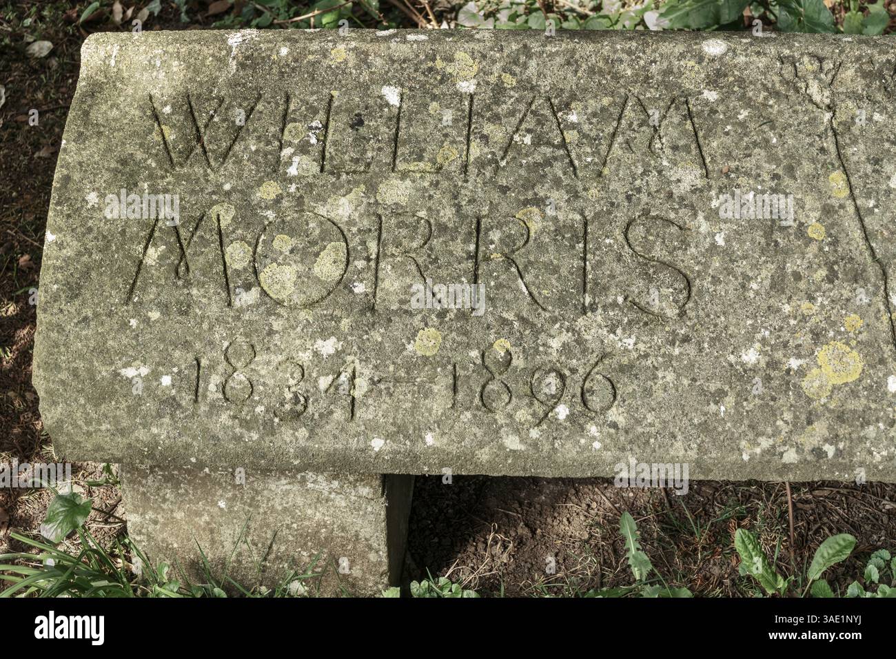 Kelmscott, Oxfordshire - das William Morris Memorial in der St. George's Church in Kelmscott. Gefunden hinter einem Lorbeerbaum versteckt in der Oxfordshire Kirche Stockfoto