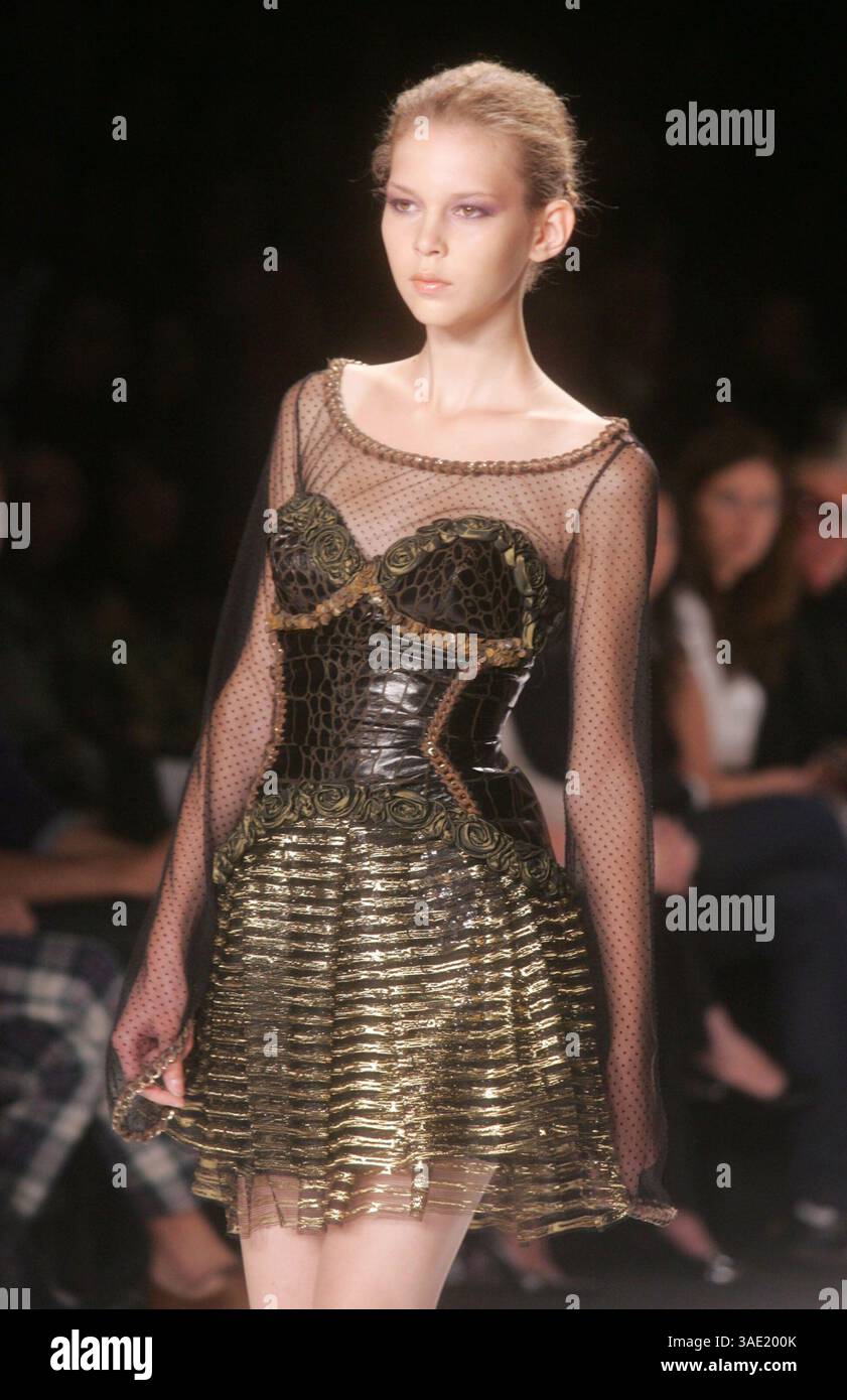 September 2008 - New York, NY, USA - Ein Model läuft mit JERELL SCOTT Design auf der Project Runway Finalists Fashion Show Spring 2009 Kollektionen, die während der Mercedes-Benz Fashion Week im Bryant Park stattfanden (Credit Image: Nancy Kaszerman/ZUMAPRESS.com) Stockfoto