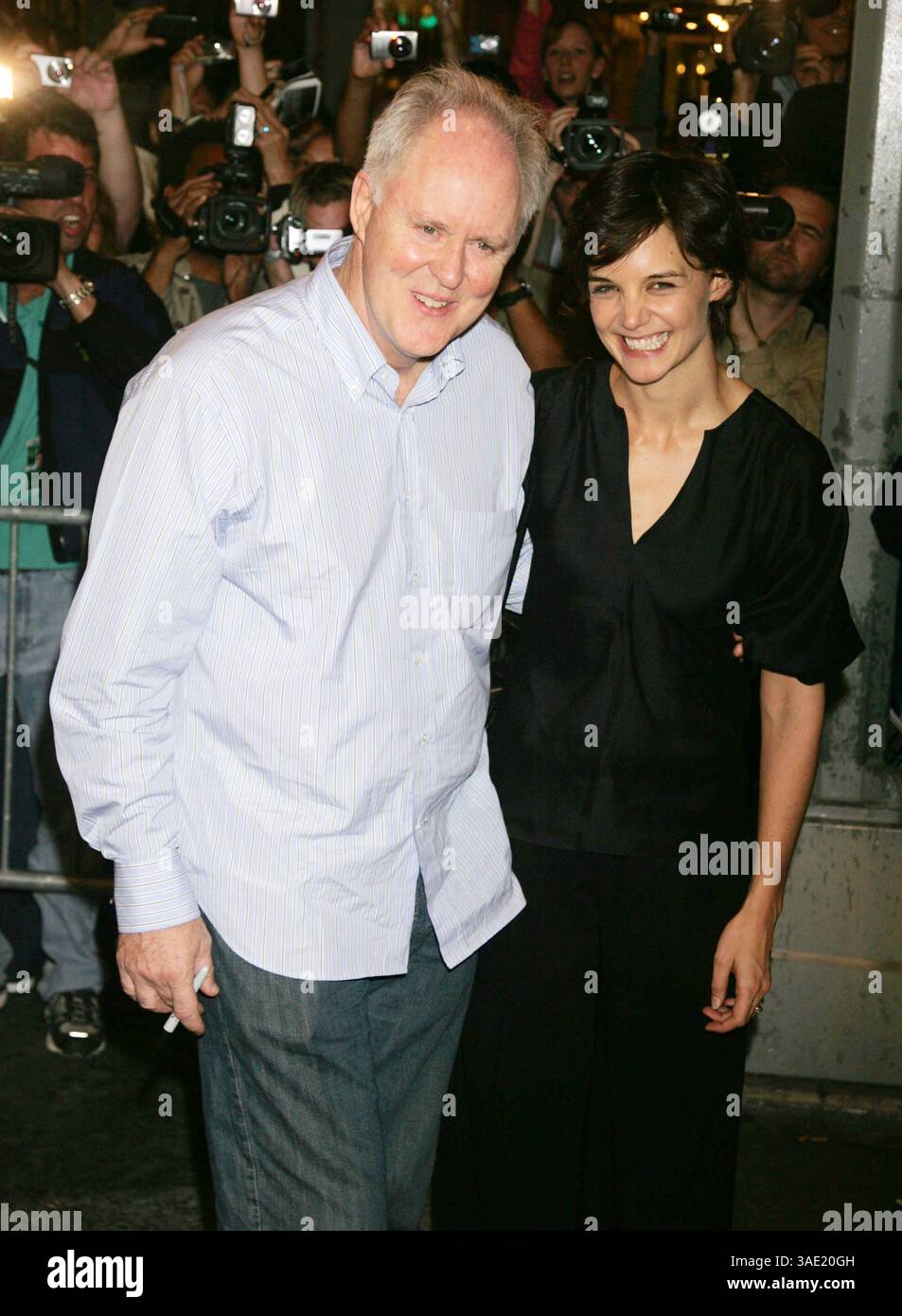 September 2008 - New York, NY, USA - die Schauspieler JOHN LITHGOW und KATIE HOLMES verlassen das Gerald Schoenfeld Theatre nach dem ersten Vorschautag für das Broadway-Stück „All My Sons“ (Bild: Nancy Kaszerman/ZUMAPRESS.com) Stockfoto